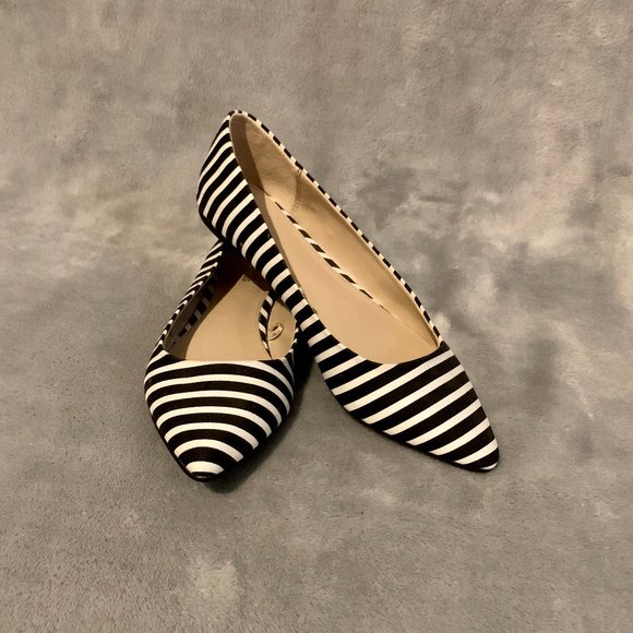 Express B&W Striped Manhattan Flats - Picture 1 of 2